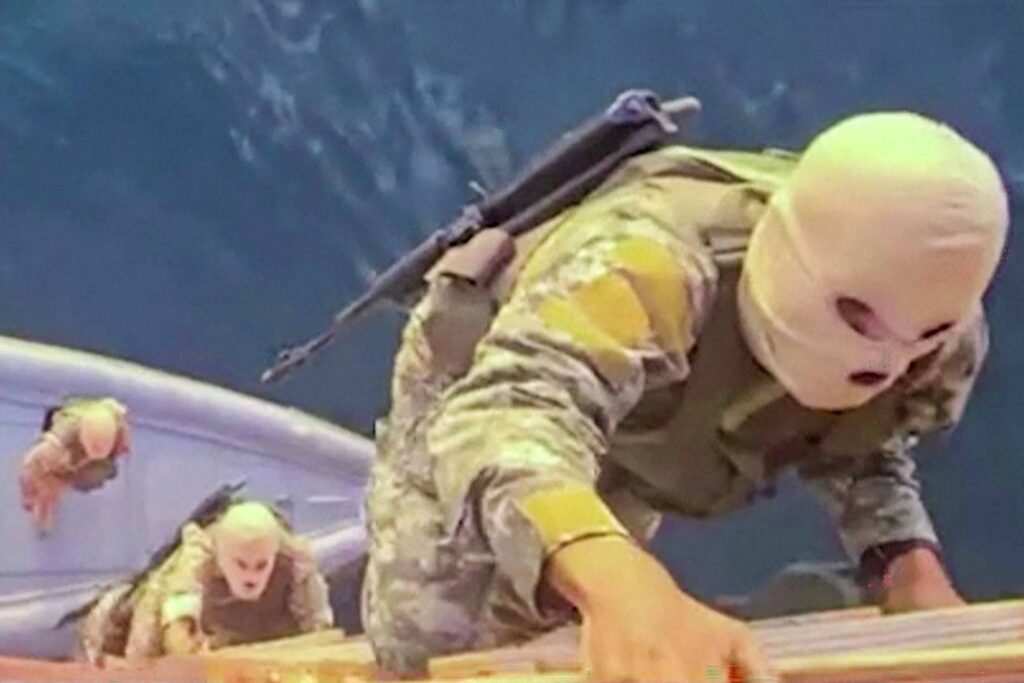 EUA abordam navio com petróleo do Irã, e Teerã cobra pedágio em Hormuz