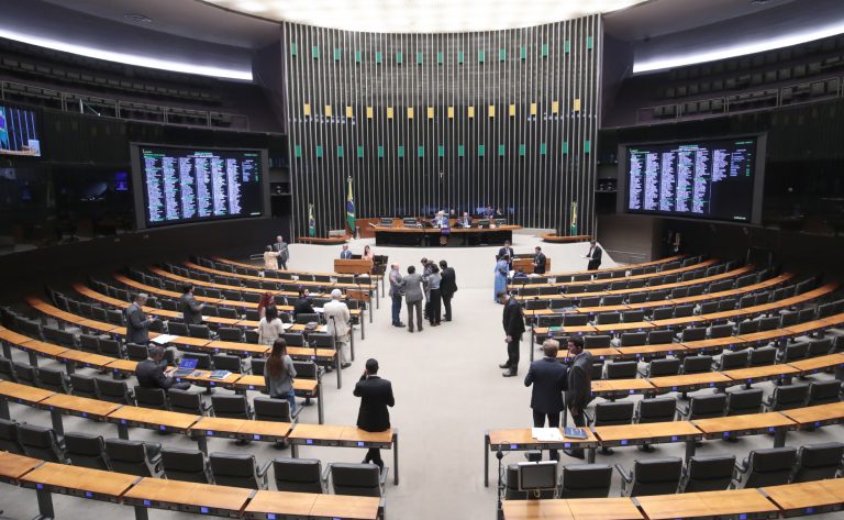 Câmara aprova urgência para oito projetos de lei