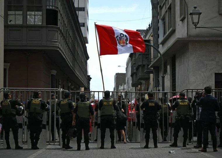 Tomado pelo crime e instabilidade, Peru elege presidente entre 35 candidatos