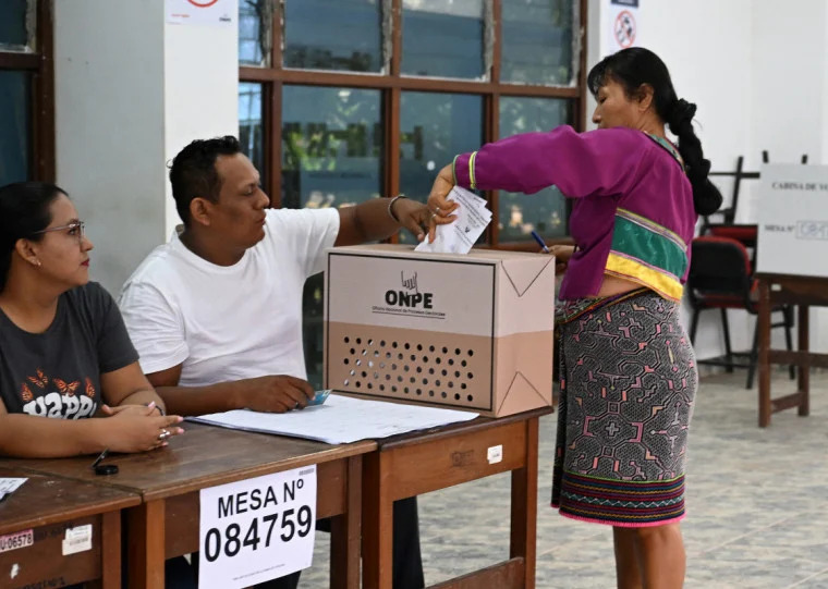 Peru retoma eleições para cerca de 50 mil cidadãos impedidos de votar no domingo