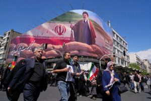 Multidões no Irã marcam 40º dia da morte de Khamenei