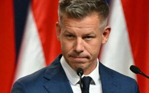 Magyar diz que vai suspender emissoras públicas até reformar lei de mídia na Hungria