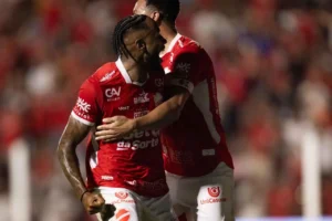 No duelo dos invictos, Vila Nova derrota Operário-PR no OBA e assume a liderança da Série B