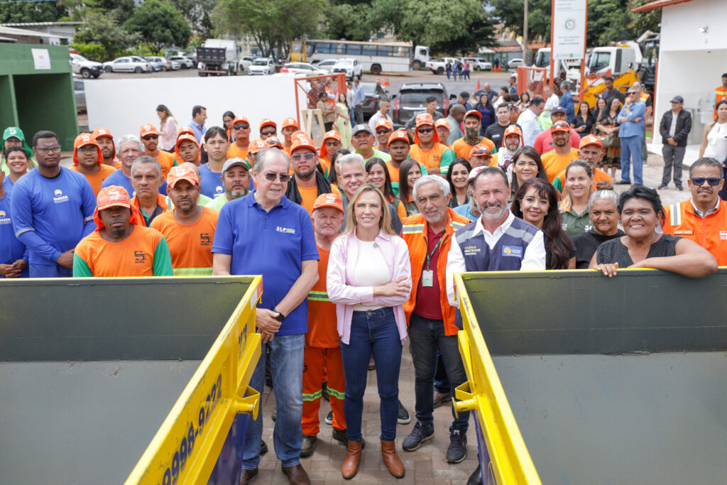 Celina Leão inaugura primeiro papa-entulho no Riacho Fundo para combater descarte irregular