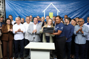 Celina assina ordens de serviço no Paranoá e lança segunda edição do GDF na Sua Porta