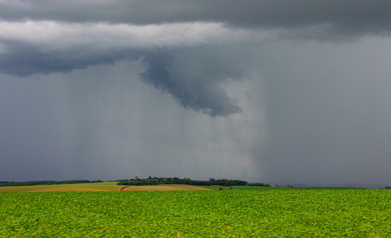 Inmet emite alerta de tempestades na maioria do Brasil até terça-feira