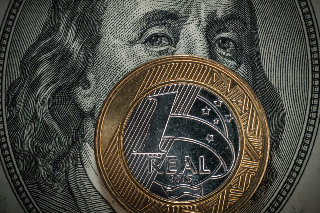 Dólar cai até R$ 4,97 e Bolsa bate recorde com negociações entre EUA e Irã em foco