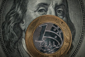 Dólar cai até R$ 4,97 e Bolsa bate recorde com negociações entre EUA e Irã em foco