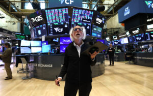 Bolsas da Europa fecham na maioria em queda à espera de fim de prazo de Trump ao Irã