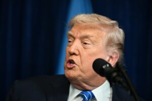 Trump manda agências se prepararem para reclassificar maconha, diz site