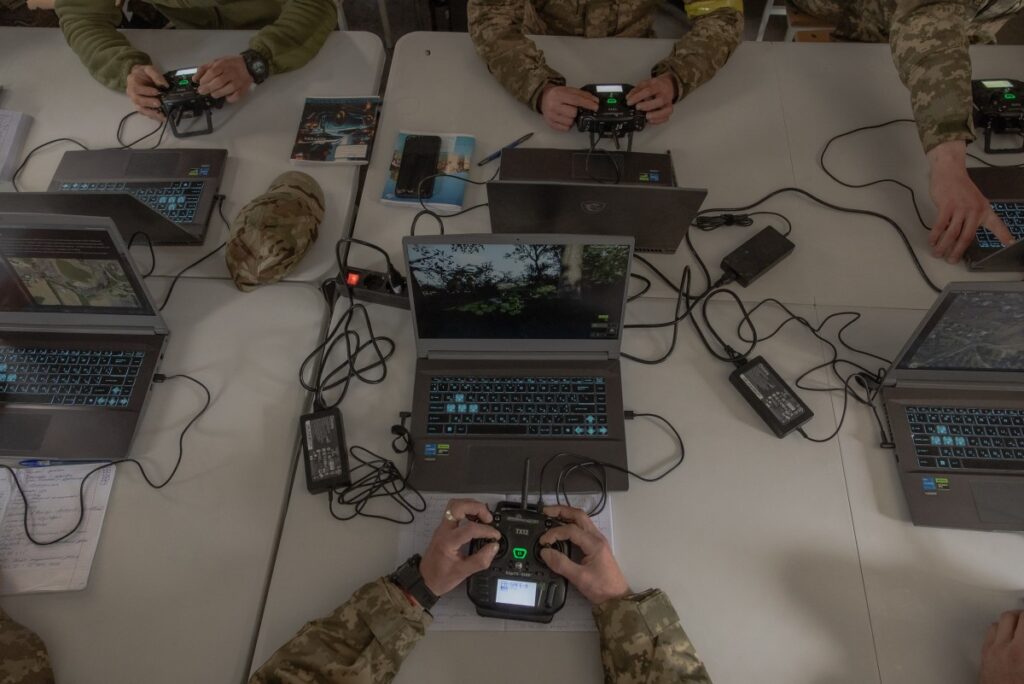 Rússia lançou número recorde de drones em março, revela análise