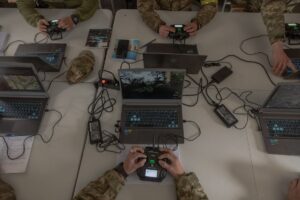 Rússia lançou número recorde de drones em março, revela análise