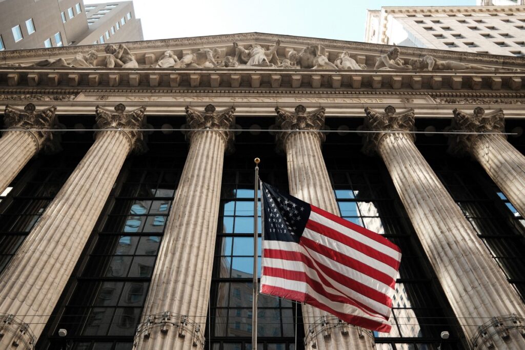 Wall Street fecha em alta, atenta à geopolítica