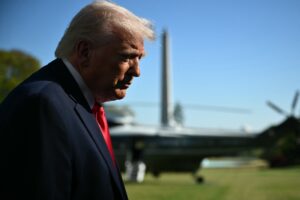 Trump diz que vai bloquear estreito de Hormuz e acusa Irã de ‘extorsão global’