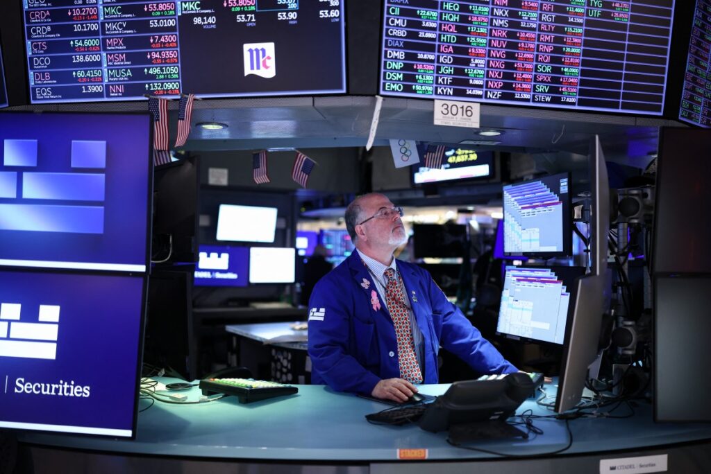 Wall Street fecha no azul, esperançosa com negociações entre EUA e Irã