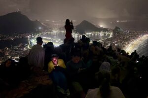 Centenas de turistas retornam ao Morro Dois Irmãos após susto causado por operação policial