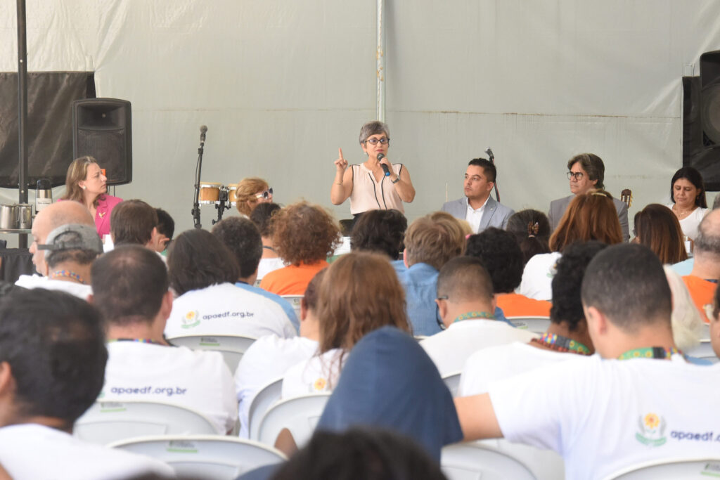 Secretária de Educação do DF apoia lançamento de projeto de inclusão da Apae