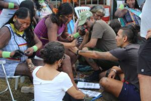 Acampamento Terra Livre: pinturas indígenas trazem simbologia de resistência