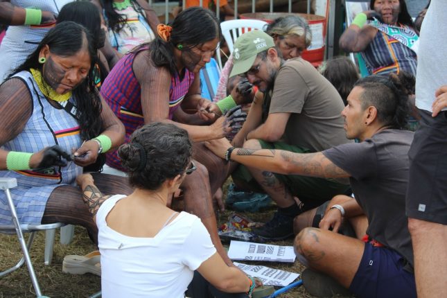 Acampamento Terra Livre: pinturas indígenas trazem simbologia de resistência