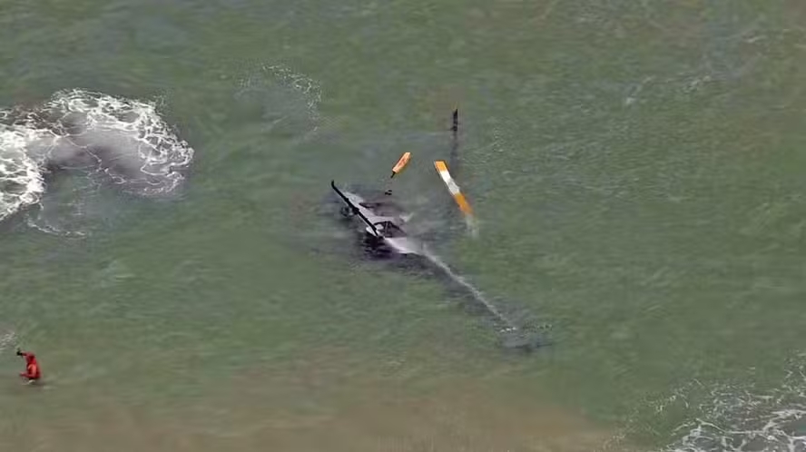 Helicóptero cai no mar da Praia da Barra da Tijuca, no Rio