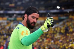 Alisson desmente treinador e garante recuperação a tempo da Copa