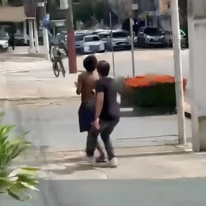 Estudantes de direito atacam homem em situação de rua com arma de choque