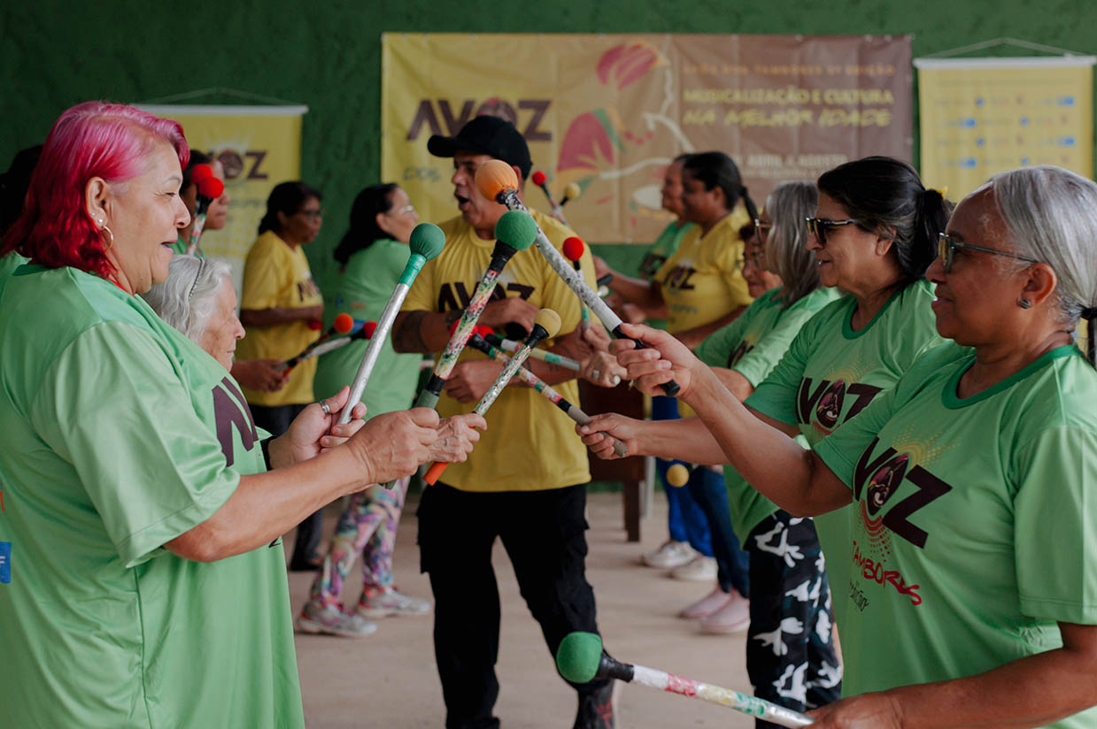 Projeto Avóz dos Tambores abre inscrições para oficinas de percussão a idosos no Itapoã