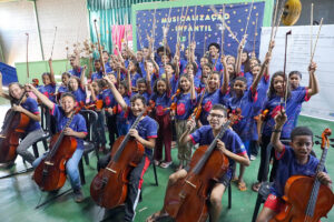 Projeto Em-canto & Em-cordas celebra dois anos na Estrutural com música e solidariedade