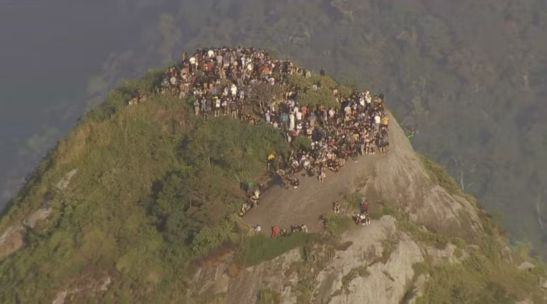 Operação contra chefes do tráfico provoca tiroteio e deixa turistas ilhados em mirante no RJ