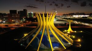 Catedral de Brasília reúne fiéis para a missa de lava-pés