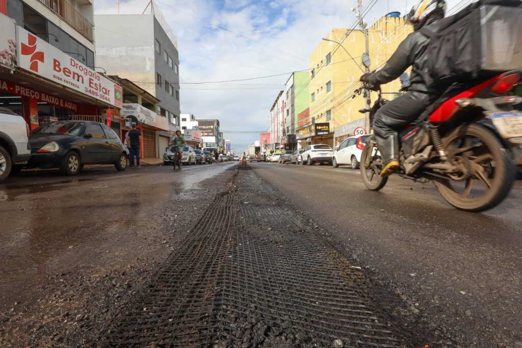 Recapeamento da Avenida Del Lago melhora a mobilidade no Itapoã