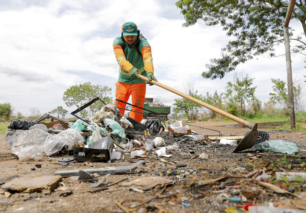 Ceilândia recolhe 64 toneladas de entulho e aplica 25 toneladas de asfalto em obras urbanas