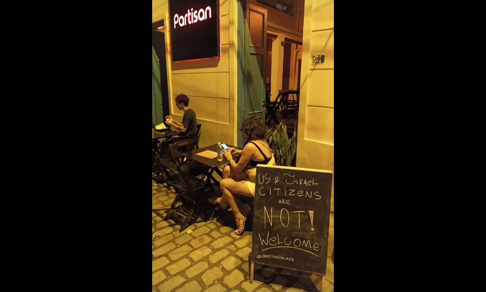 Bar no Rio é multado por placa dizendo que ‘cidadãos dos EUA e de Israel não são bem-vindos’