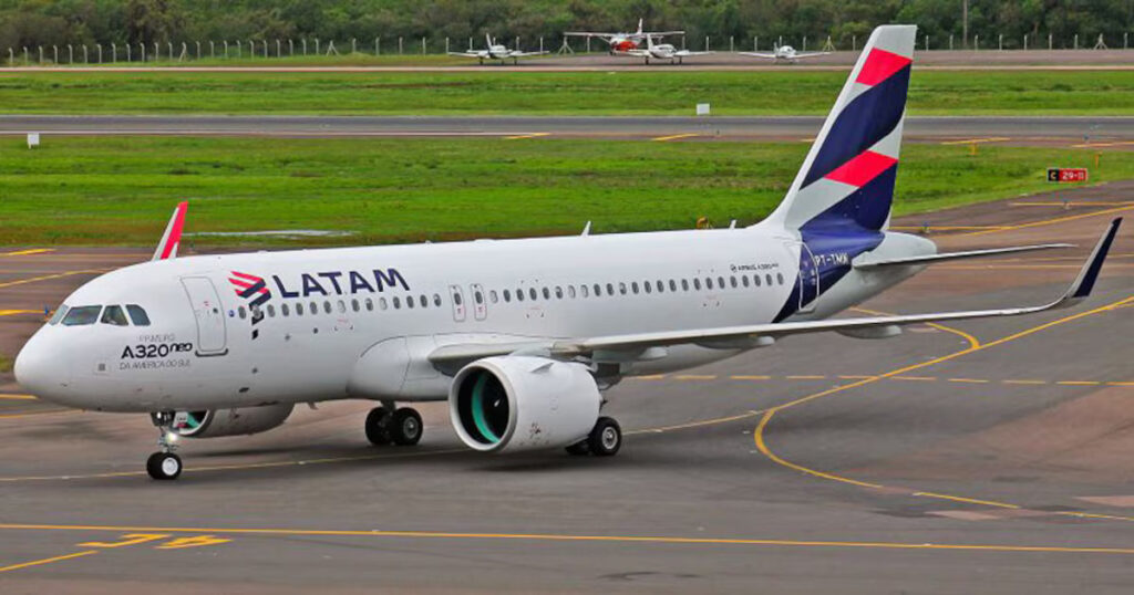 Avião da Latam com destino ao Brasil bate em aeronave argentina no Aeroporto de Santiago