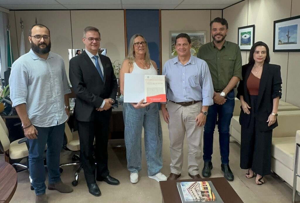 Moradora recebe primeira escritura do Trecho 2 de Vicente Pires