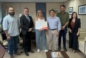 Moradora recebe primeira escritura do Trecho 2 de Vicente Pires