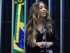 Deputada ameaça usar lei Maria da Penha contra Erika Hilton
