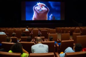 Estudantes especiais do DF participam de sessão inclusiva de cinema no Cine Brasília