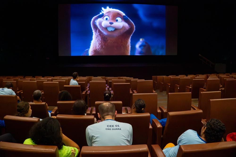 Estudantes especiais do DF participam de sessão inclusiva de cinema no Cine Brasília
