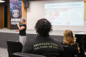 Encontro debate proteção de jovens em redes sociais no DF