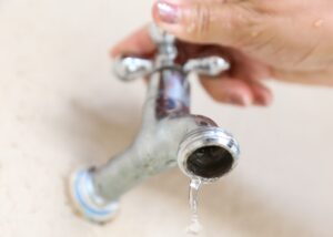 Câmara debate aumentos abusivos em contas da Sabesp após troca de hidrômetros