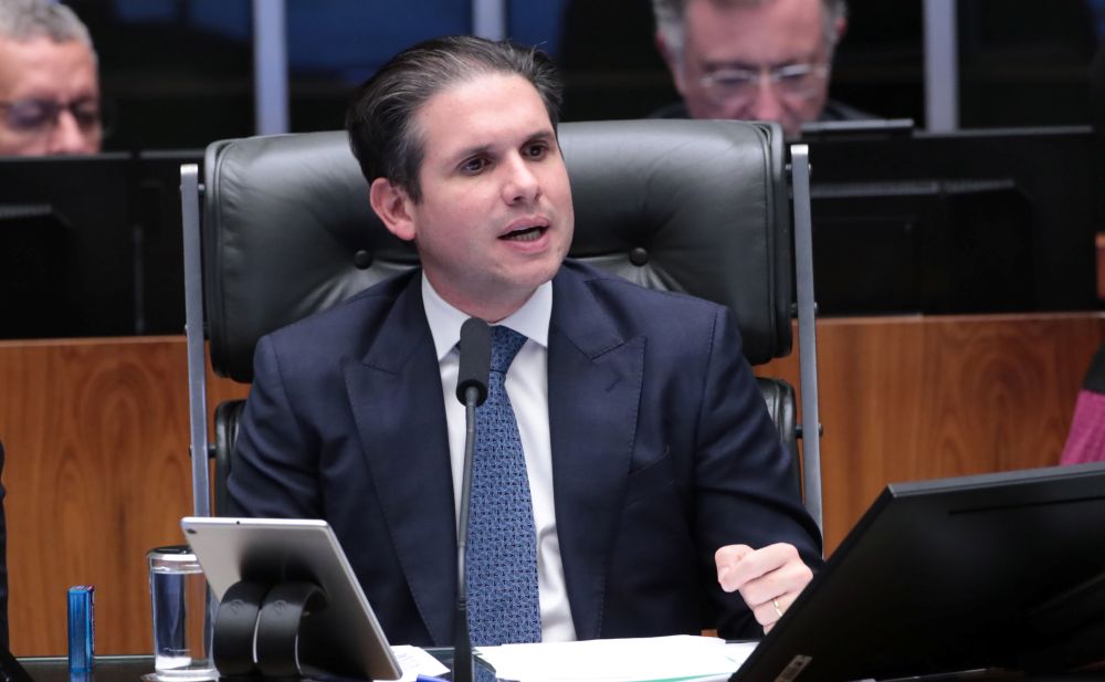 Hugo Motta celebra aprovação de PEC que garante recursos para assistência social