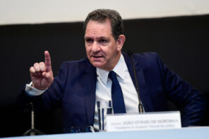 Ministro do STJ critica interferência em processos e diz que está ‘todo mundo vendendo voto por aí’
