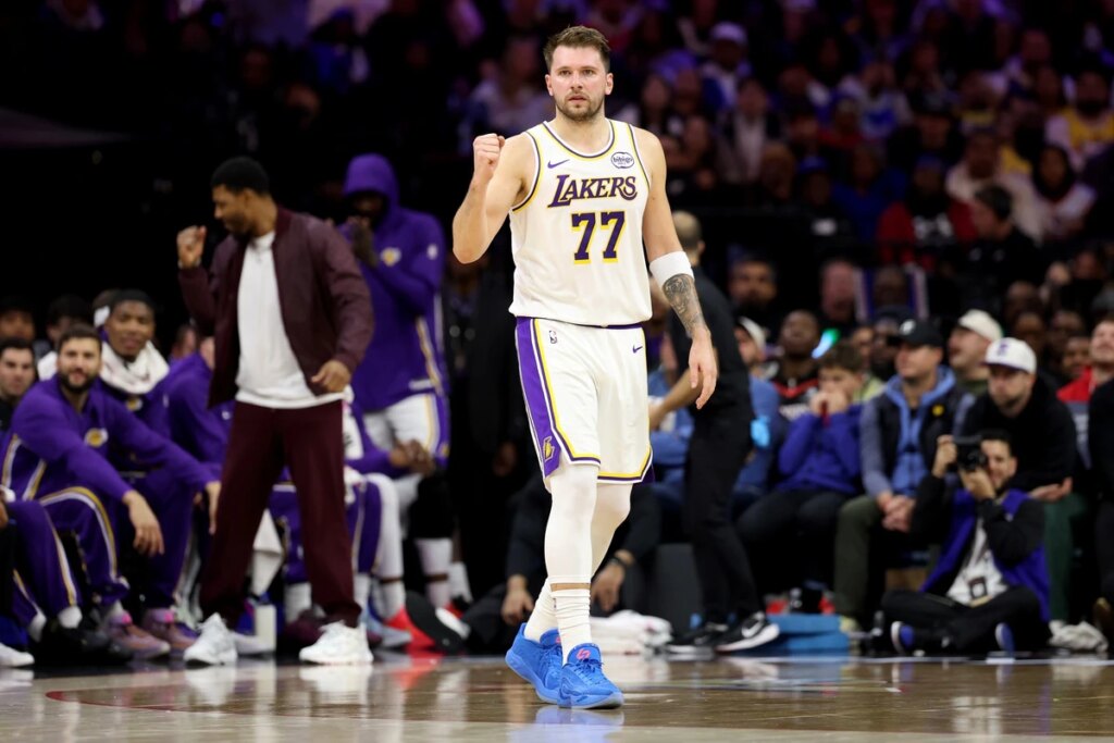 Luka Doncic está fora da temporada regular após lesão na coxa