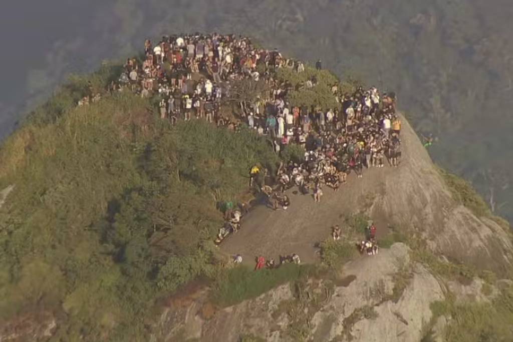 Operação no Vidigal impede 200 pessoas de descer do morro Dois Irmãos, no Rio