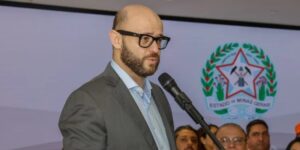 Secretário de Educação de MG é exonerado após 8 meses no cargo