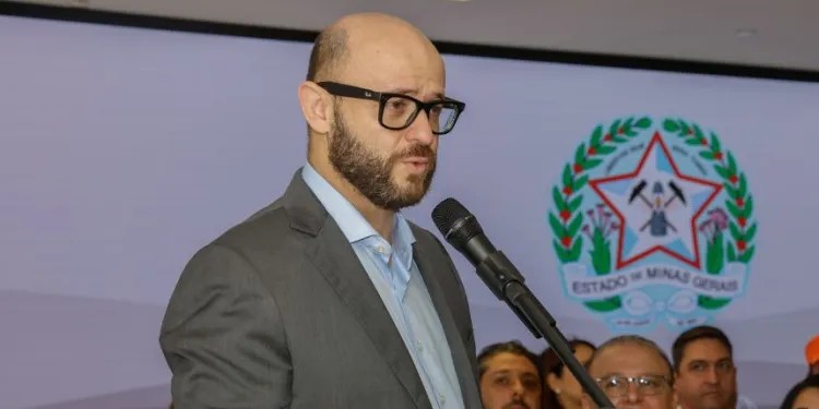 Secretário de Educação de MG é exonerado após 8 meses no cargo