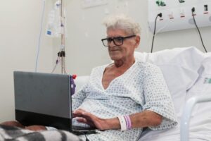 Envelhecimento populacional pressiona rede de saúde no Brasil e DF