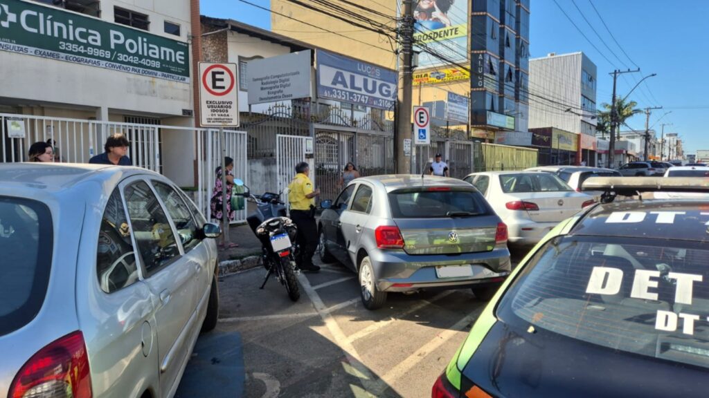 Fiscalização de vagas especiais em Taguatinga resulta em 12 autuações