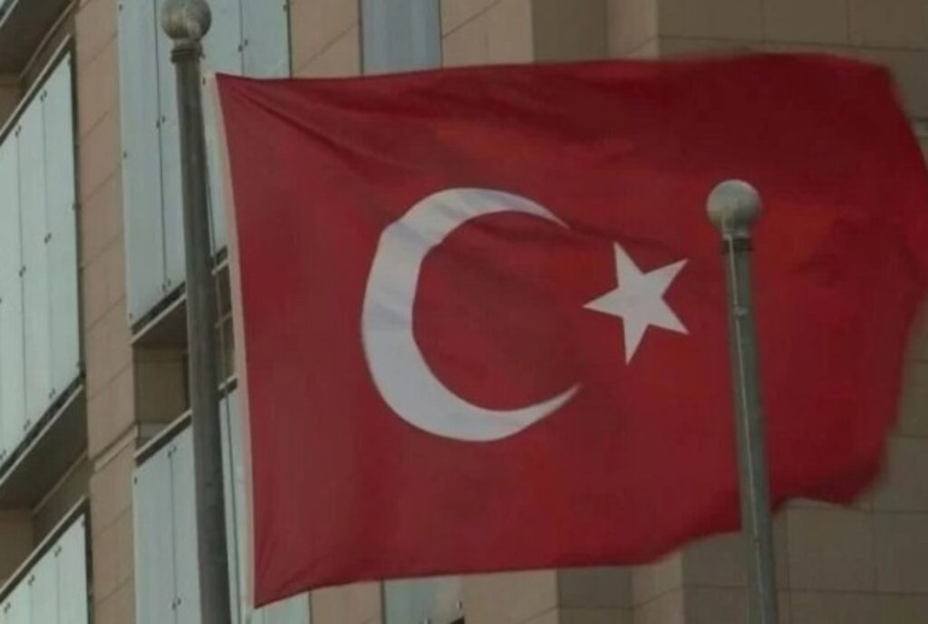 Bote inflável afunda e mata ao menos 18 migrantes na Turquia